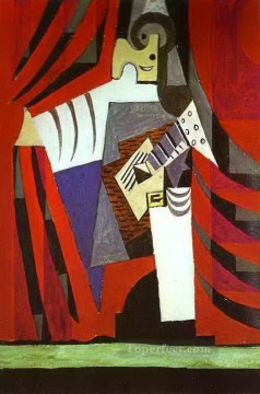 パブロ・ピカソ Painting - 舞台幕の前にギターを持つポリチネレ 1919 年キュビズム パブロ・ピカソ